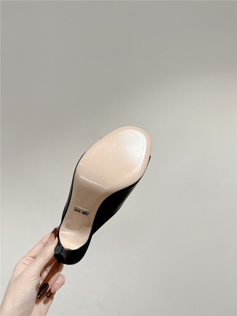 Gucci metal embellished crystal diamond buckle half drag