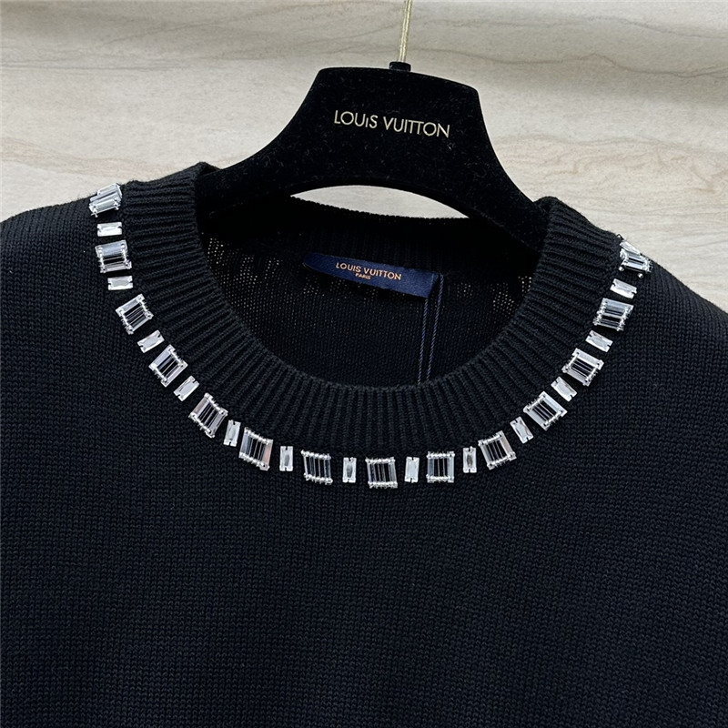 l0vis vvtt0n lv round neck square D1am0nd trim design top