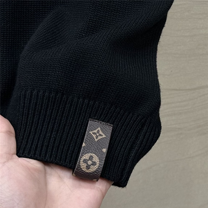 l0vis vvtt0n lv round neck square D1am0nd trim design top