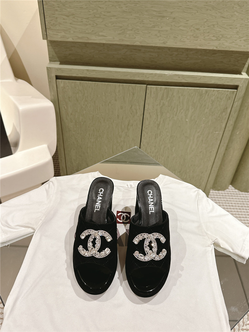 ch**el horseshoe heel D1am0nd logo slippers