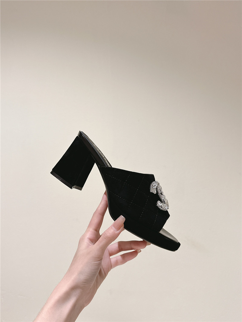 ch**el horseshoe heel D1am0nd logo slippers