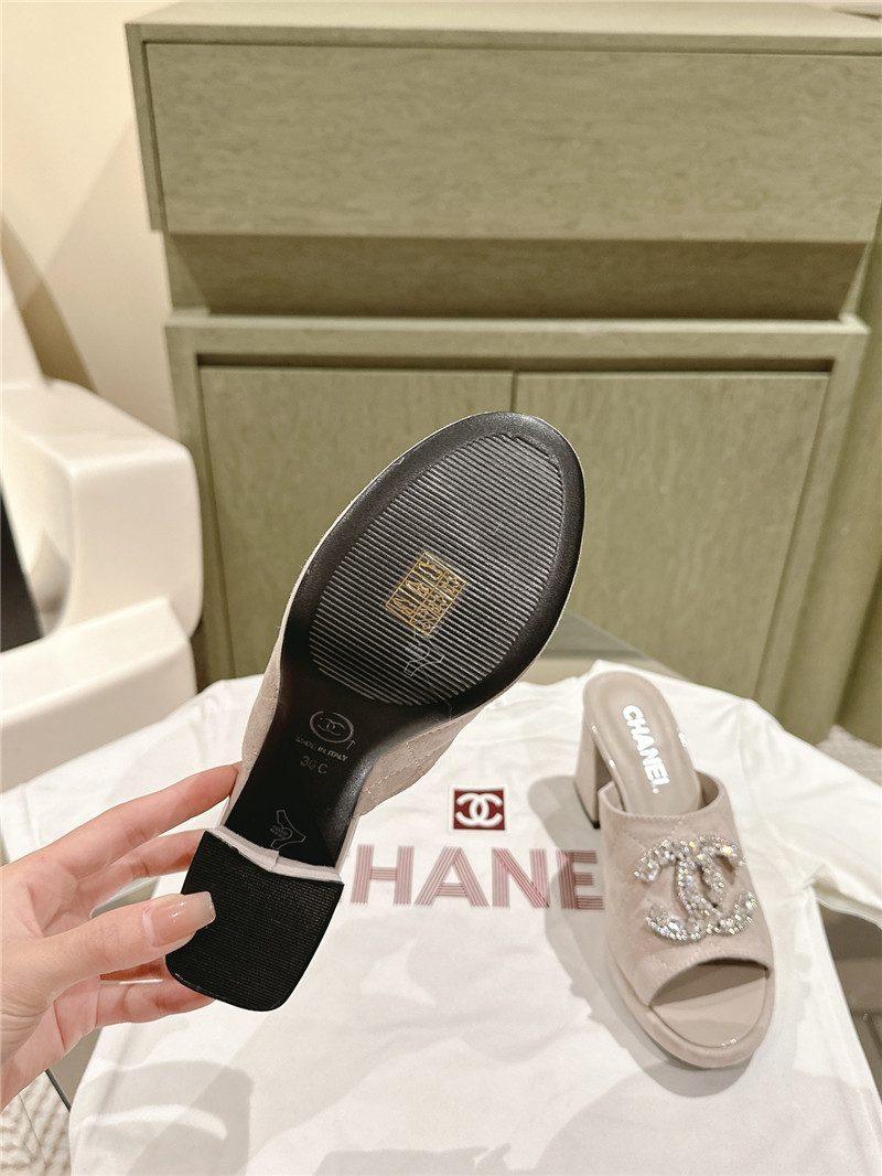 ch**el horseshoe heel D1am0nd logo slippers