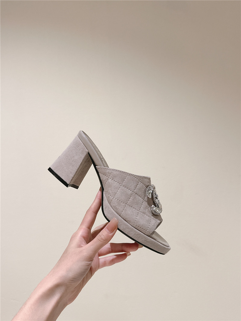 ch**el horseshoe heel D1am0nd logo slippers