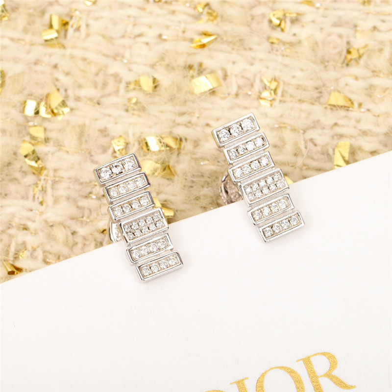 D10r gem earrings