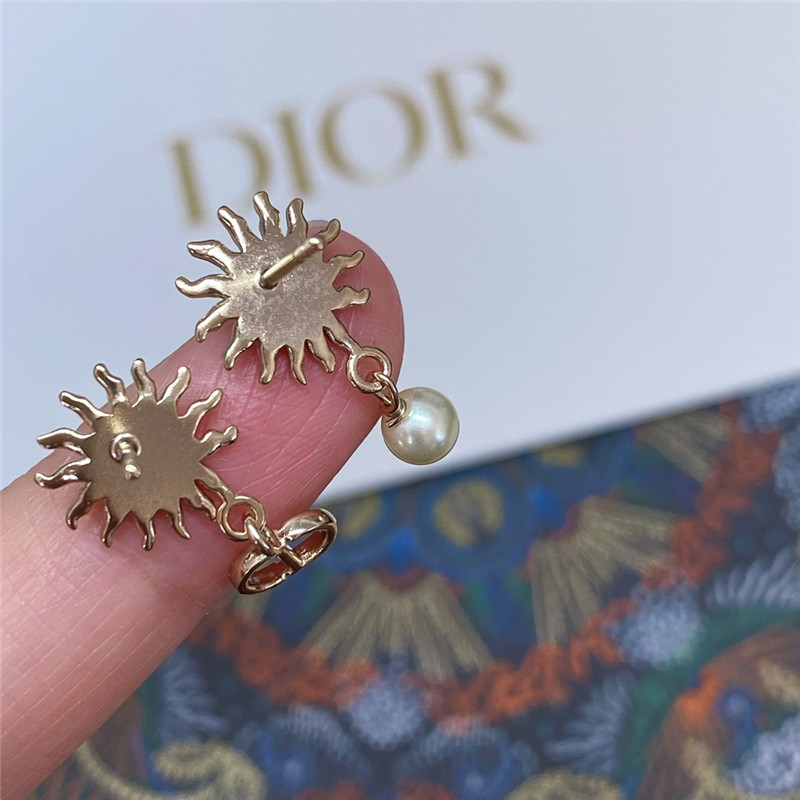 D10r sun asymmetrical earrings