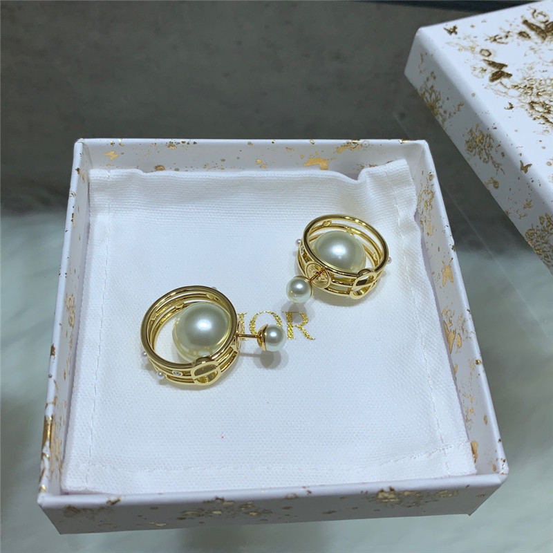 Ch**el letter double c earrings