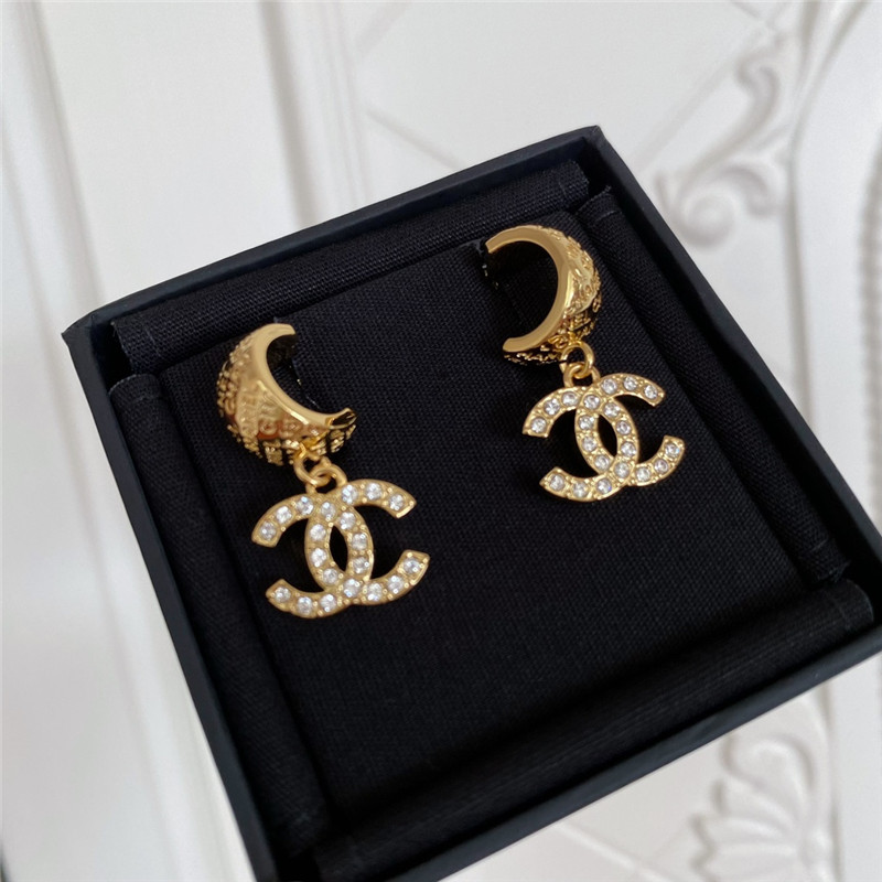 Ch**el letter double c earrings