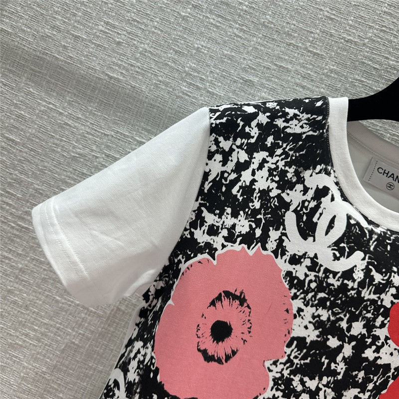 Chanel small rhinestone logo graffiti printed T-shirt on the back