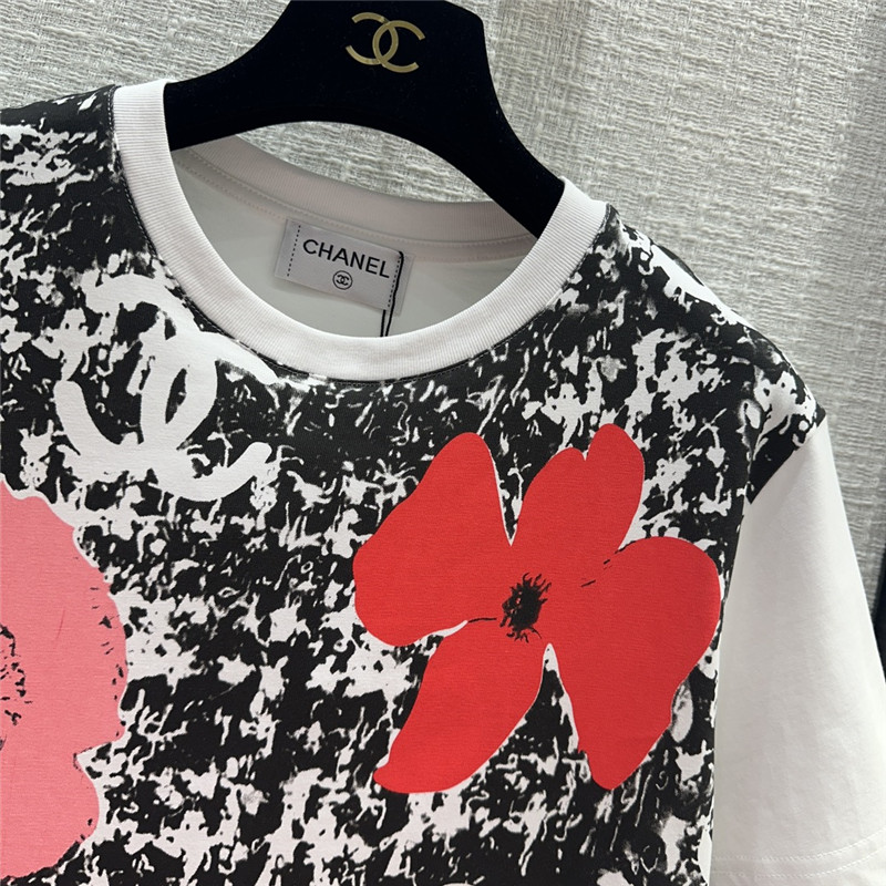 Chanel small rhinestone logo graffiti printed T-shirt on the back