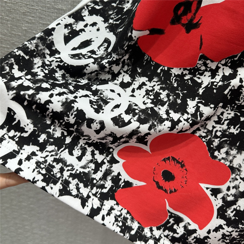 Chanel small rhinestone logo graffiti printed T-shirt on the back