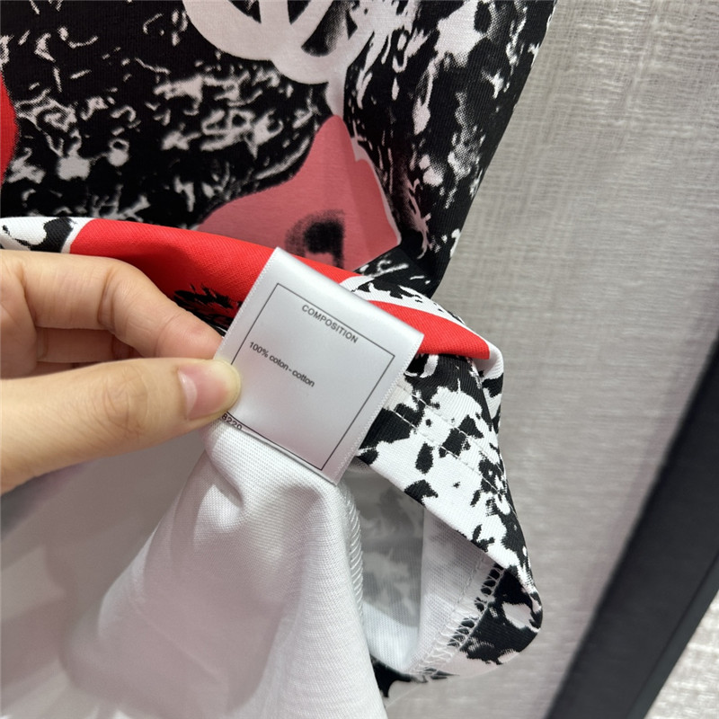 Chanel small rhinestone logo graffiti printed T-shirt on the back