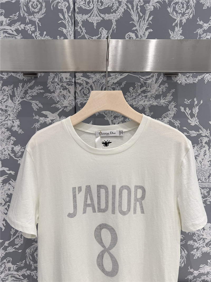 D10r printed number 8 t-shirt