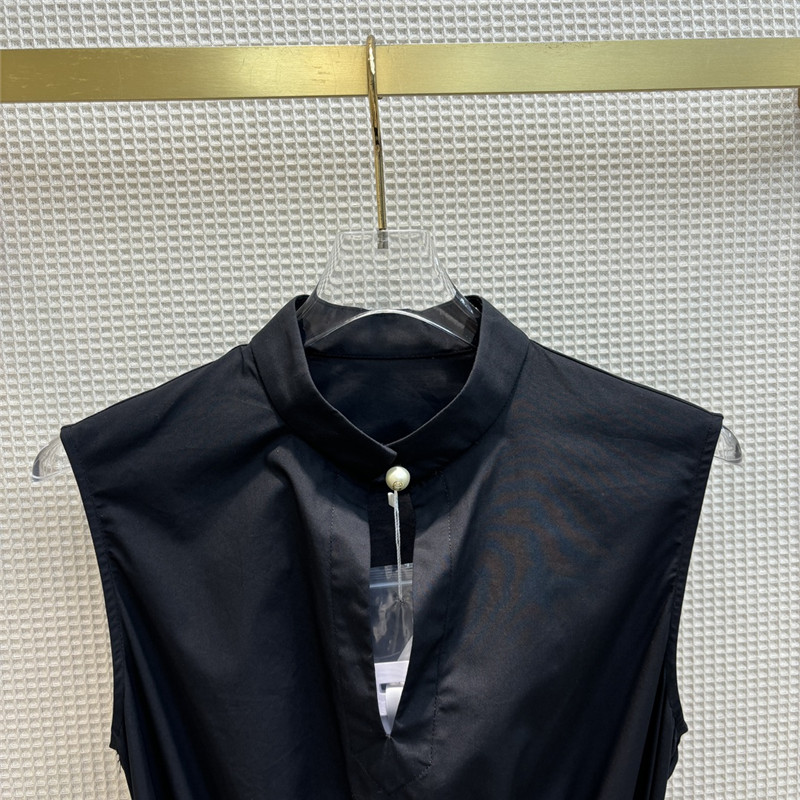 D10r pearl button slit sleeveless dress