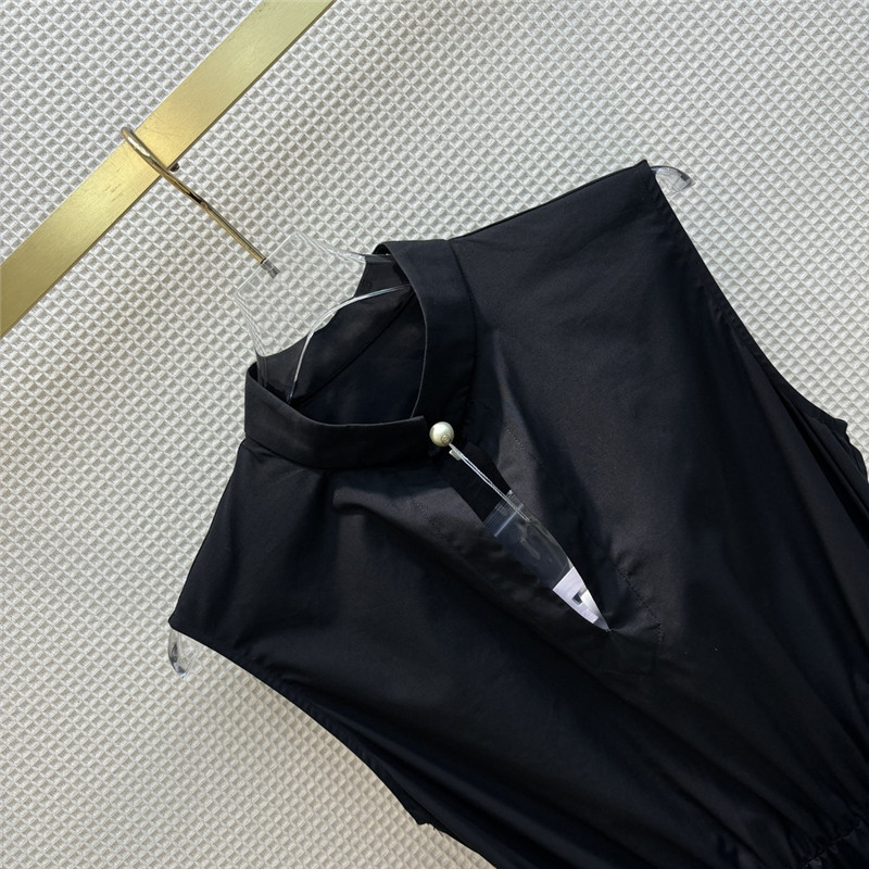 D10r pearl button slit sleeveless dress