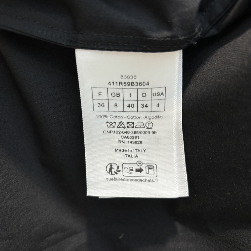 D10r pearl button slit sleeveless dress