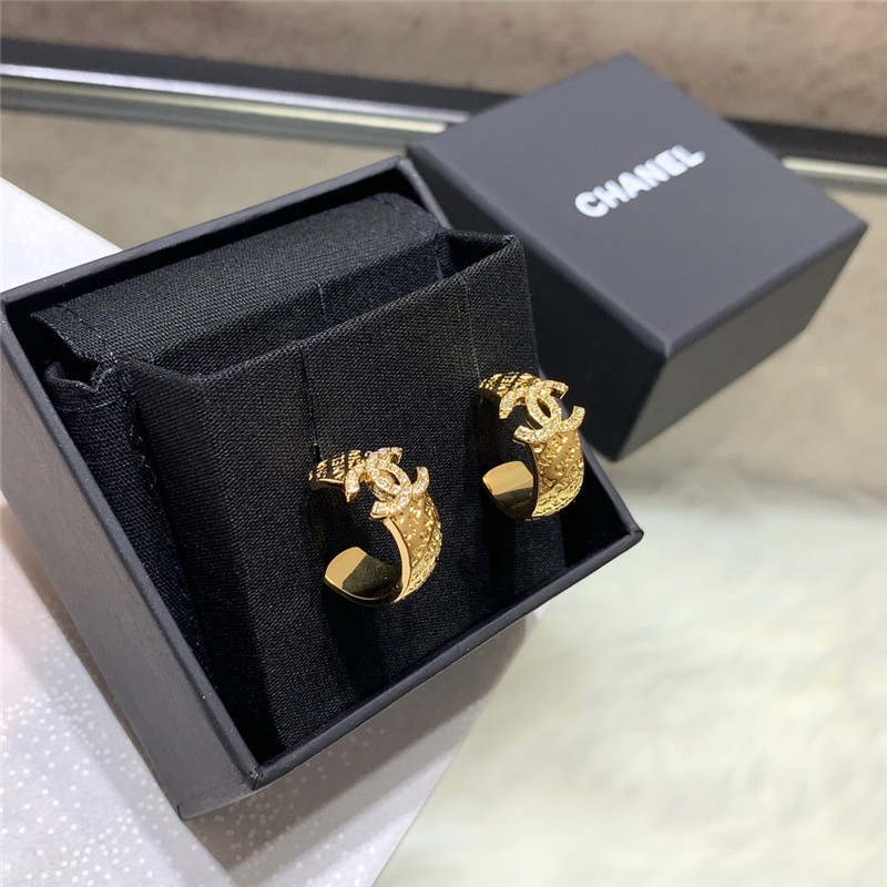 Ch**el letter curved c earrings