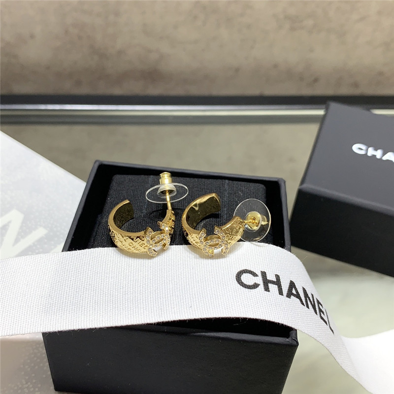 Ch**el letter curved c earrings