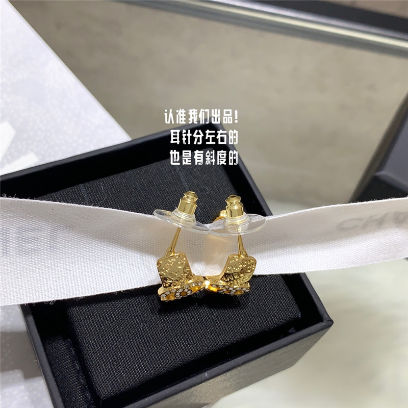 Ch**el letter curved c earrings