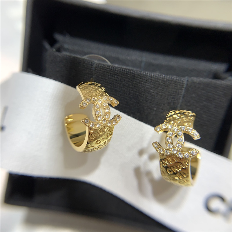 Ch**el letter curved c earrings