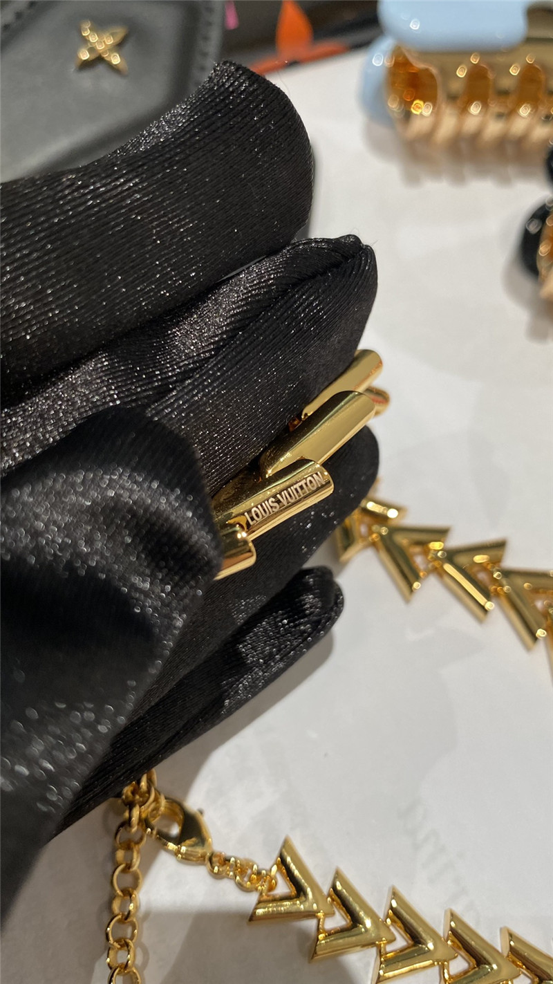 l0vis Vvtt0n lv   donkey brand necklace