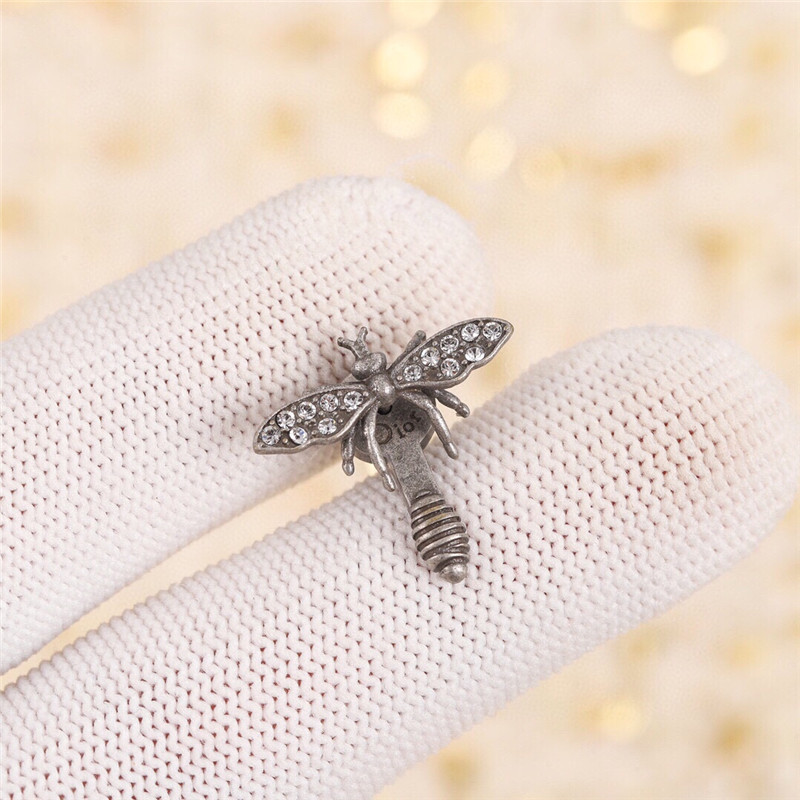 d10r letter D1am0nd earrings