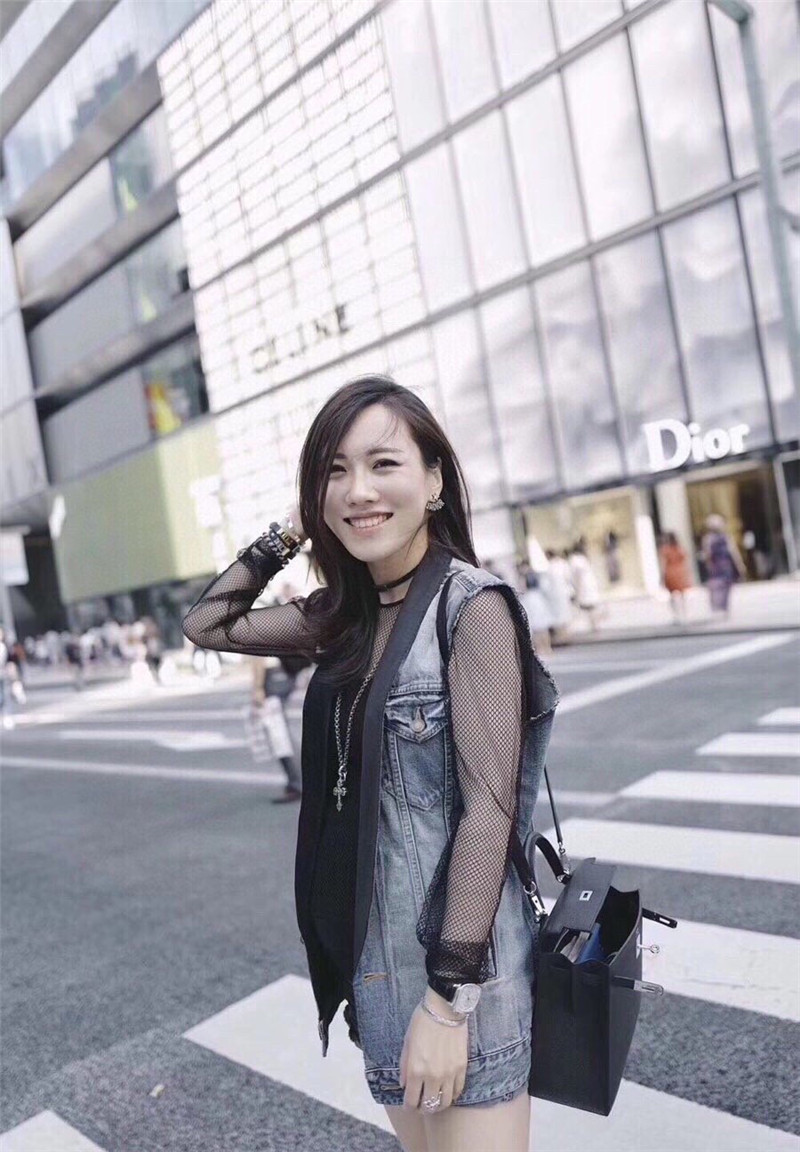 d10r letter D1am0nd earrings