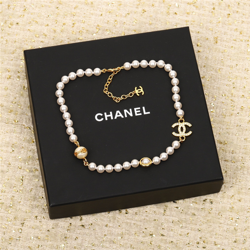 Chanel pearl bean letter choker necklace