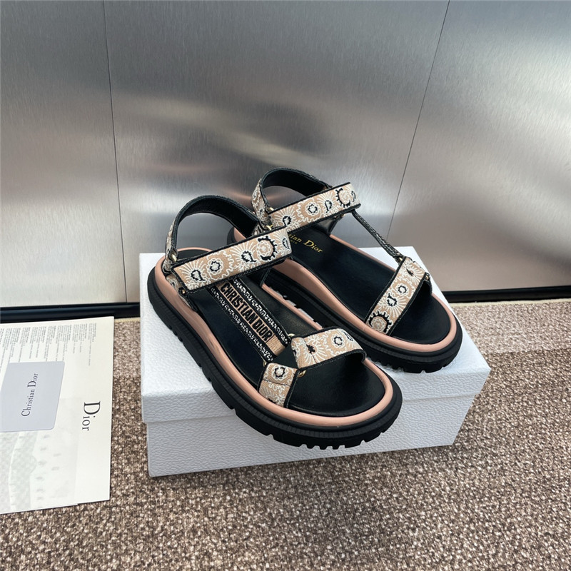 D10r d-wave canvas sandal