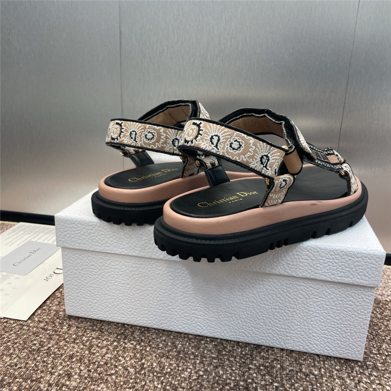 D10r d-wave canvas sandal