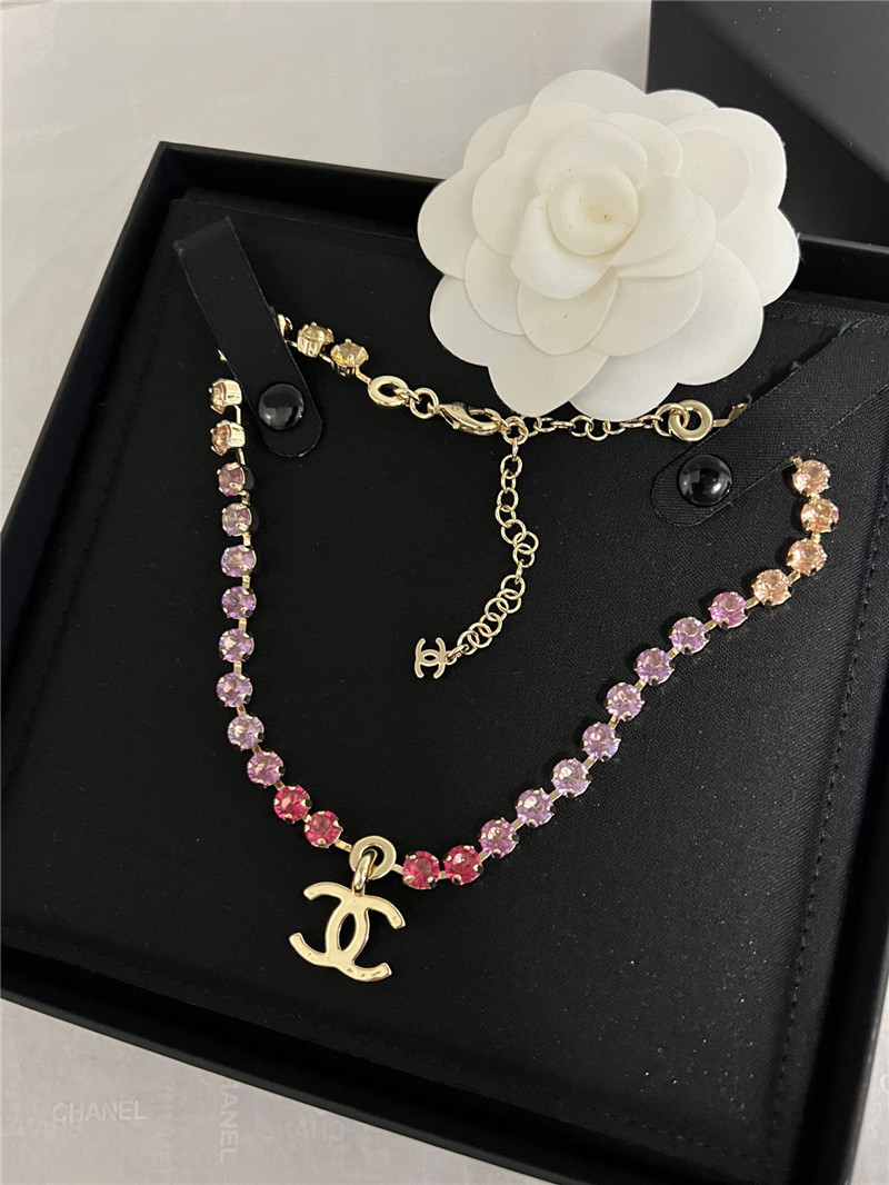 ch**el color gradient D1am0nd necklace