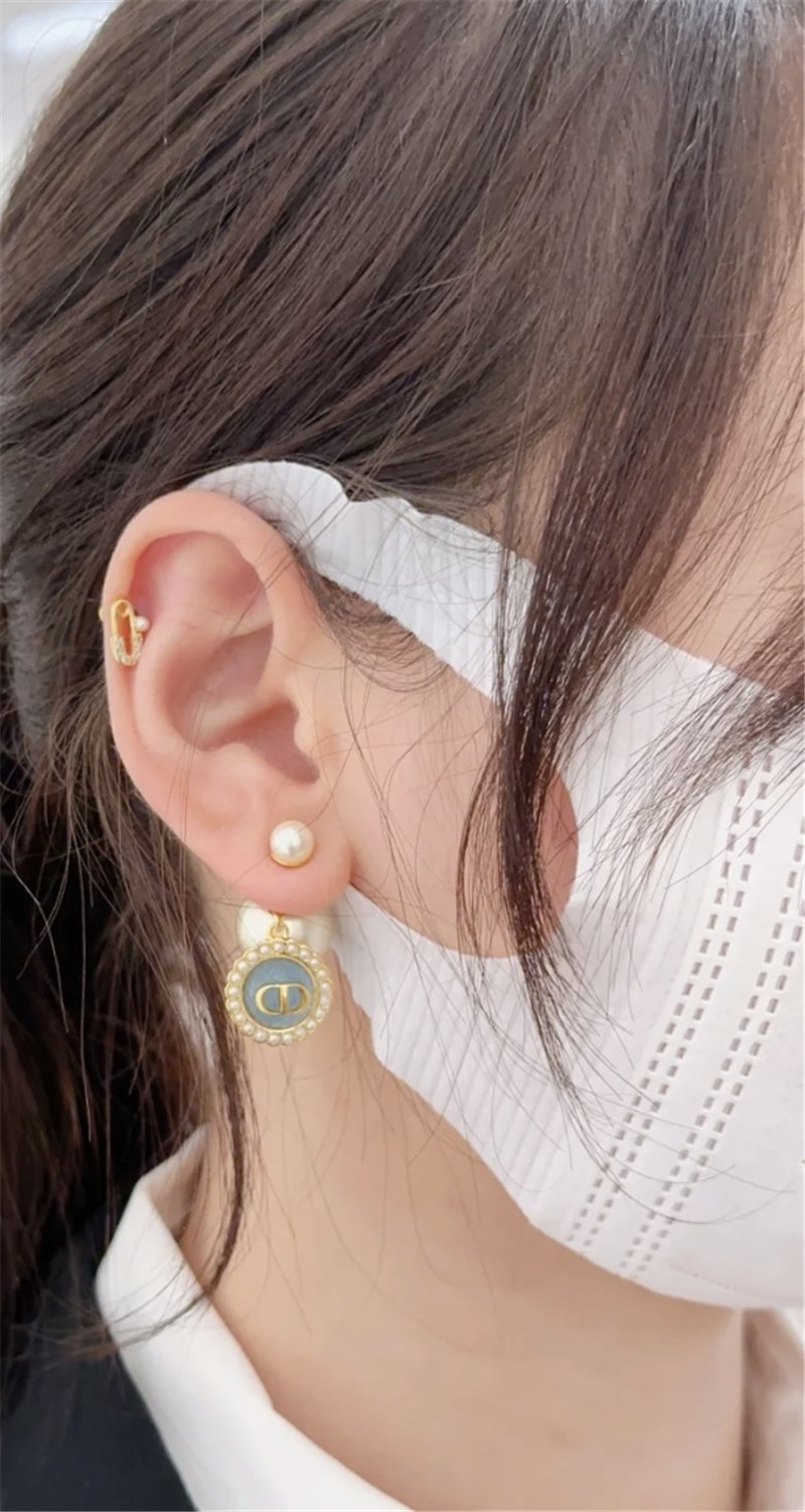 D10r glass pearl earrings