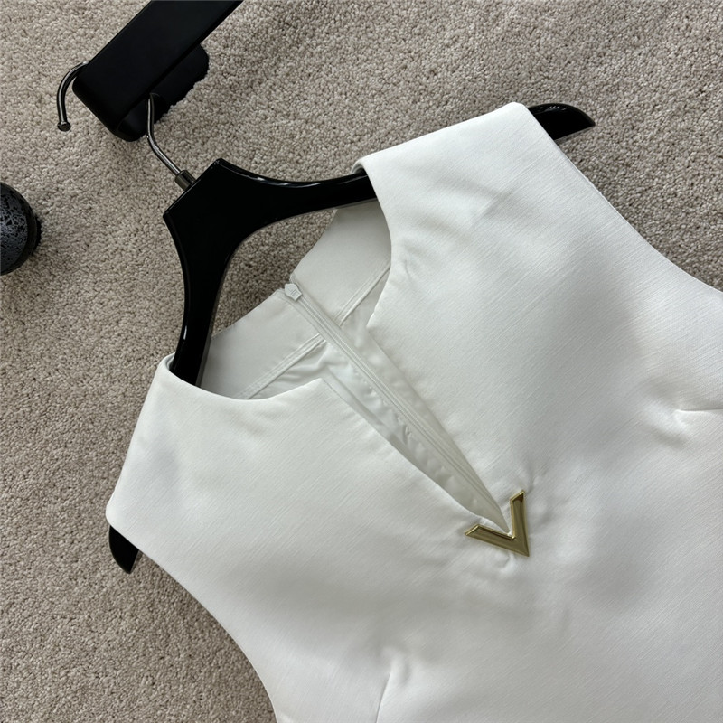 Va1e*ntin0 v button sleeveless dress replica clothing sites