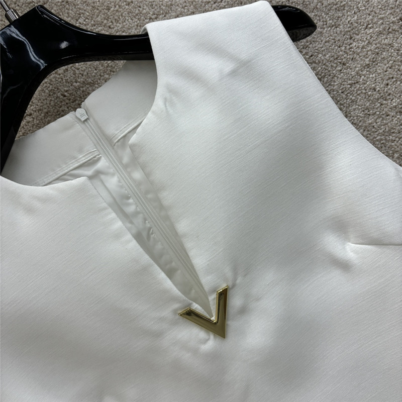 Va1e*ntin0 v button sleeveless dress replica clothing sites