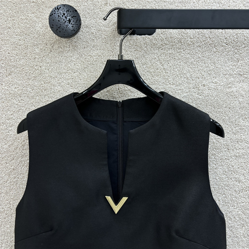 Va1e*ntin0 v button sleeveless dress replica clothing sites
