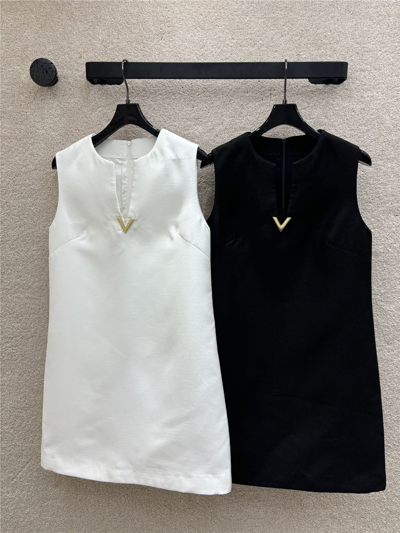 Va1e*ntin0 v button sleeveless dress replica clothing sites