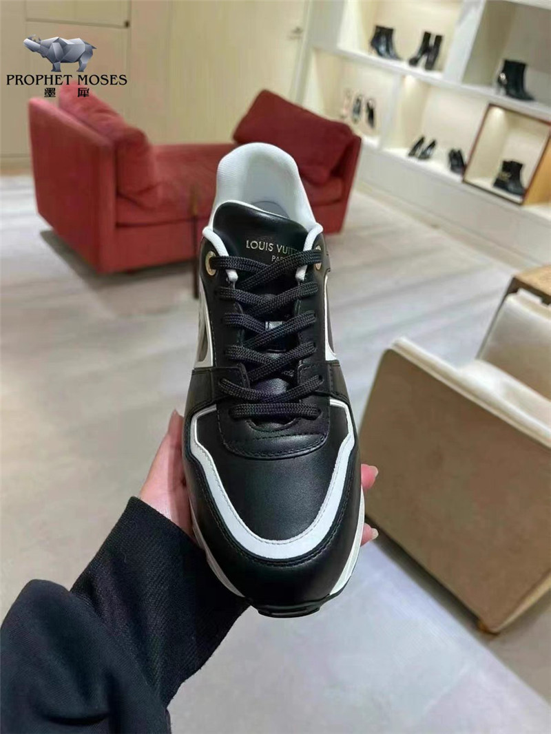 l0vis Vvtt0n women’s black lv run away sneakers