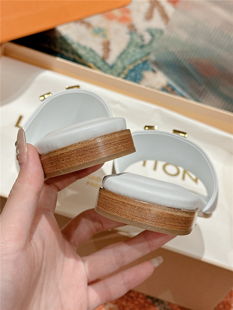 l0vis Vvtt0n lv flat sandals best replica shoes website