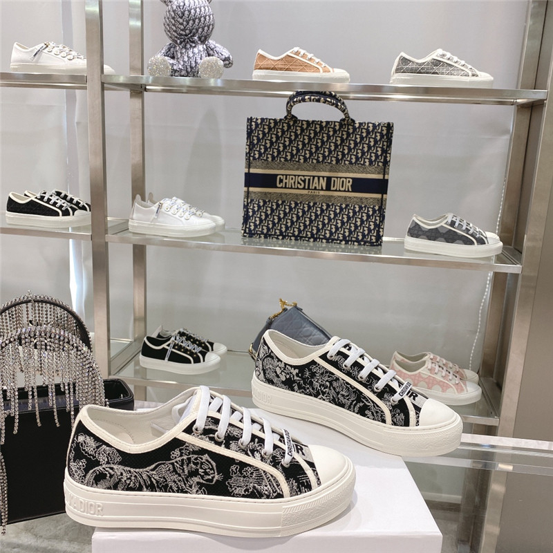 D10r embroidered walk’n sneakers