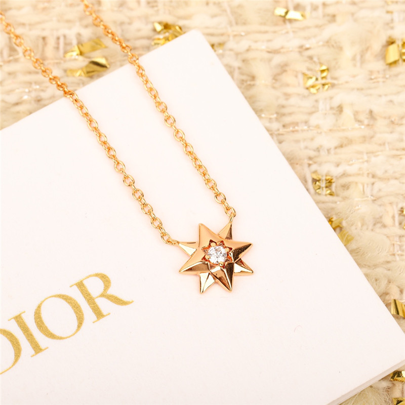 D10r eight-pointed star necklace