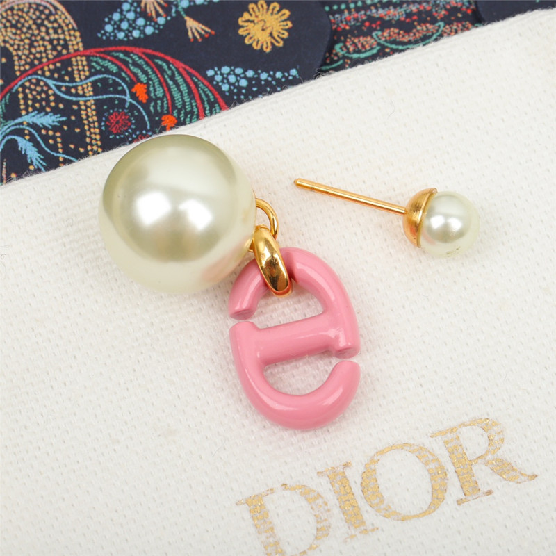 D10r pink pearl letter earrings
