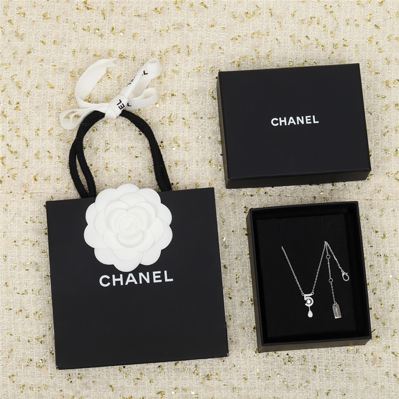 Chanel N??5 necklace