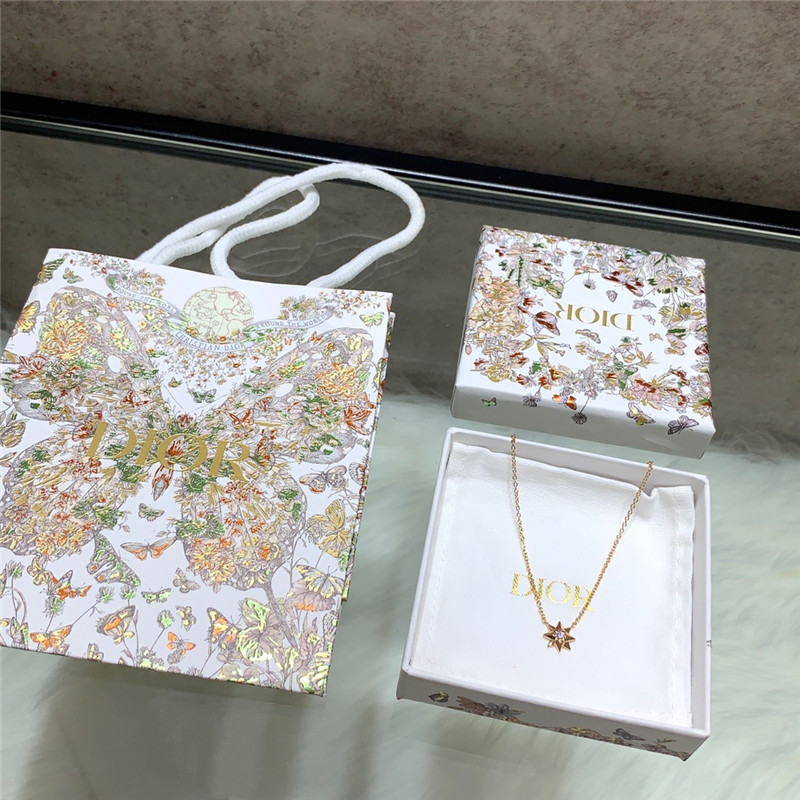 dior 8-pointed star necklace