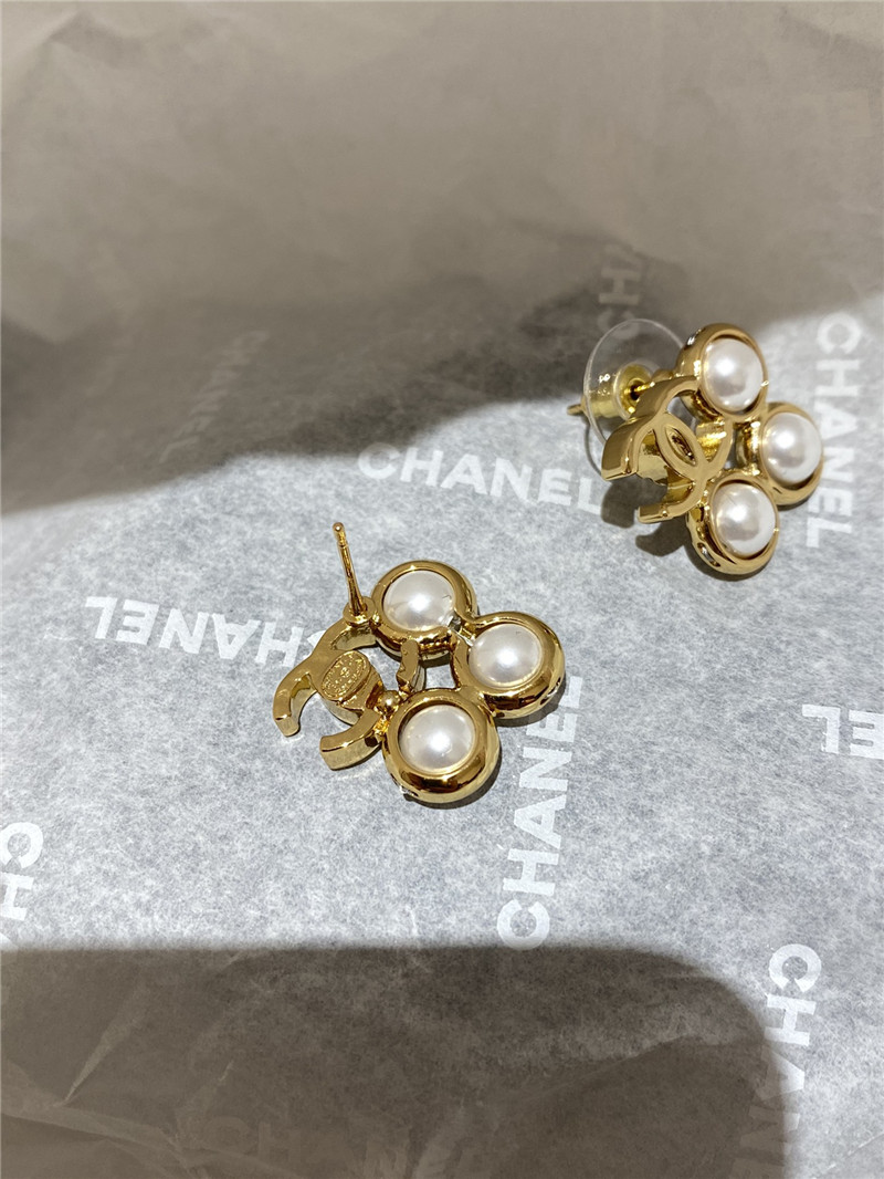 Ch**el three pearl earrings