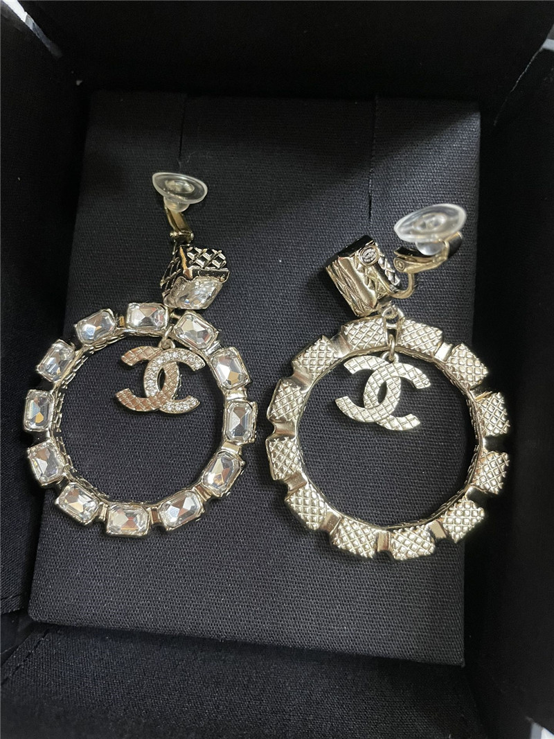 ch**el large D1am0nd ring ear clip