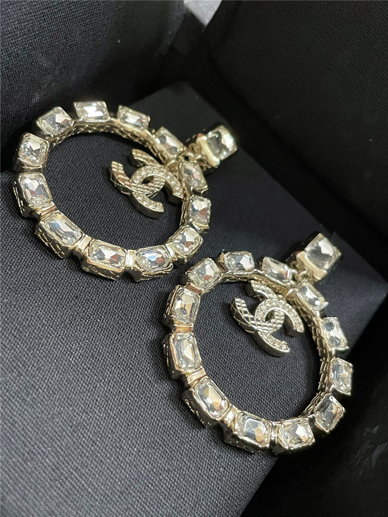 ch**el large D1am0nd ring ear clip