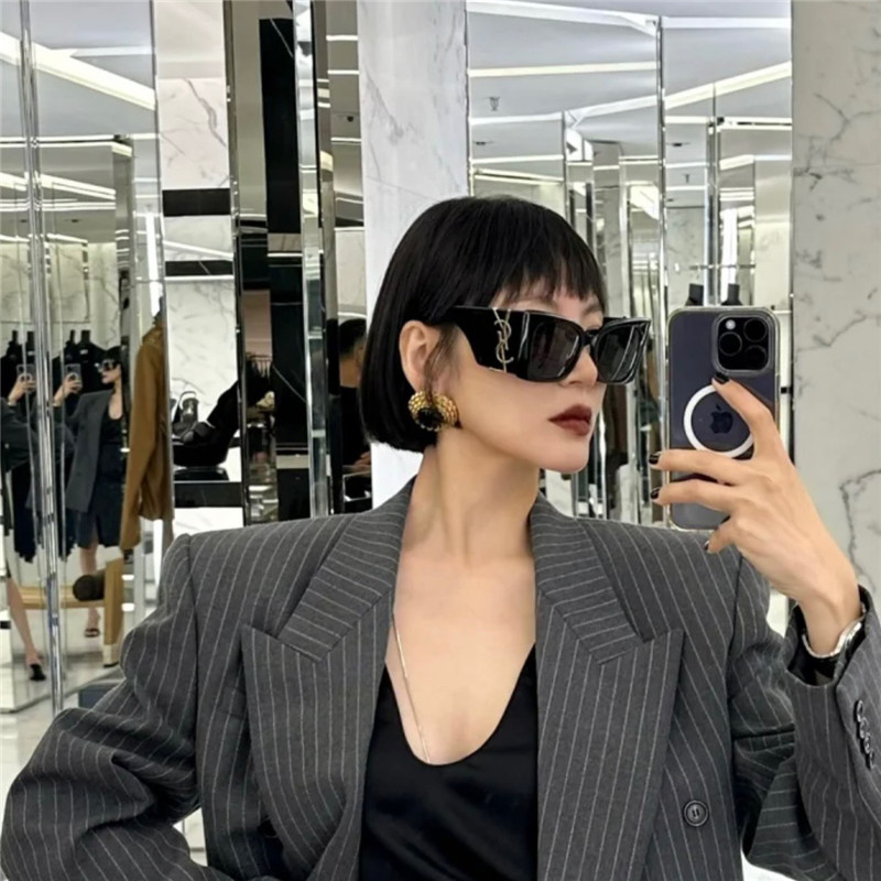 YSL vintage resin ear clip