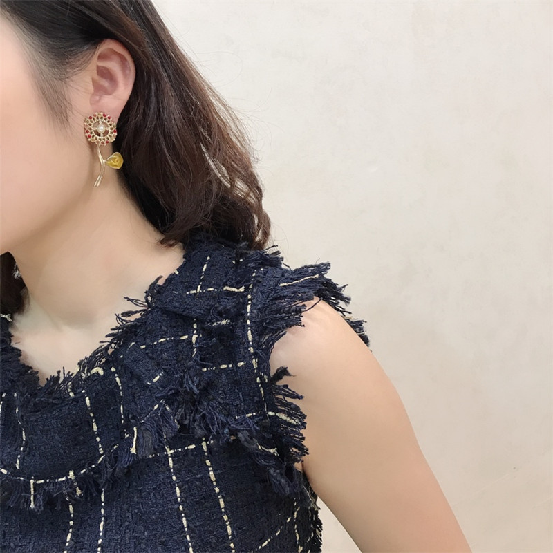 Chanel sunflower flower pendant oil drop ear clip