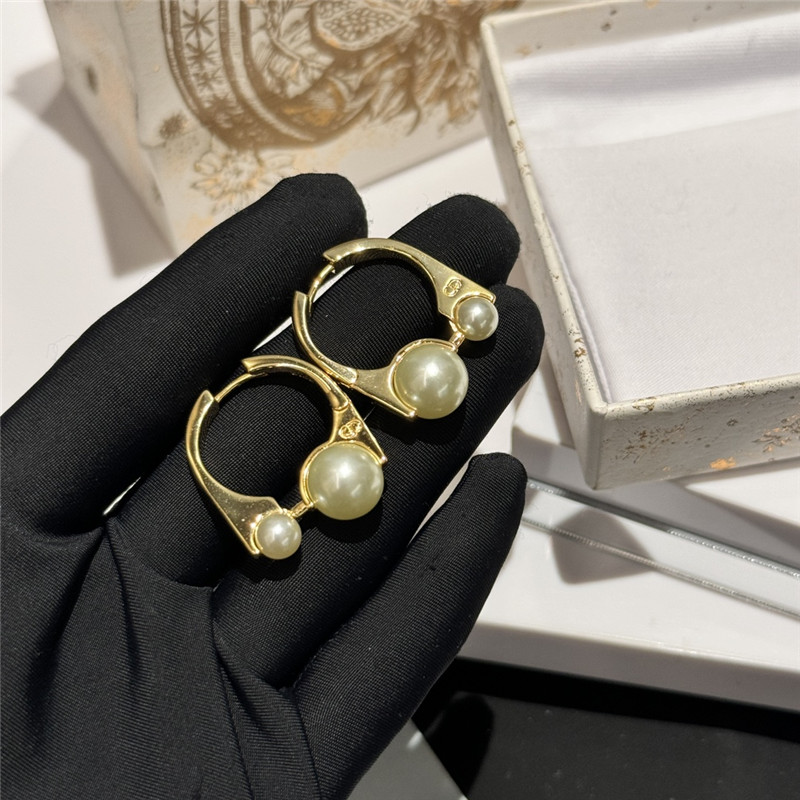 D10r pearl earrings