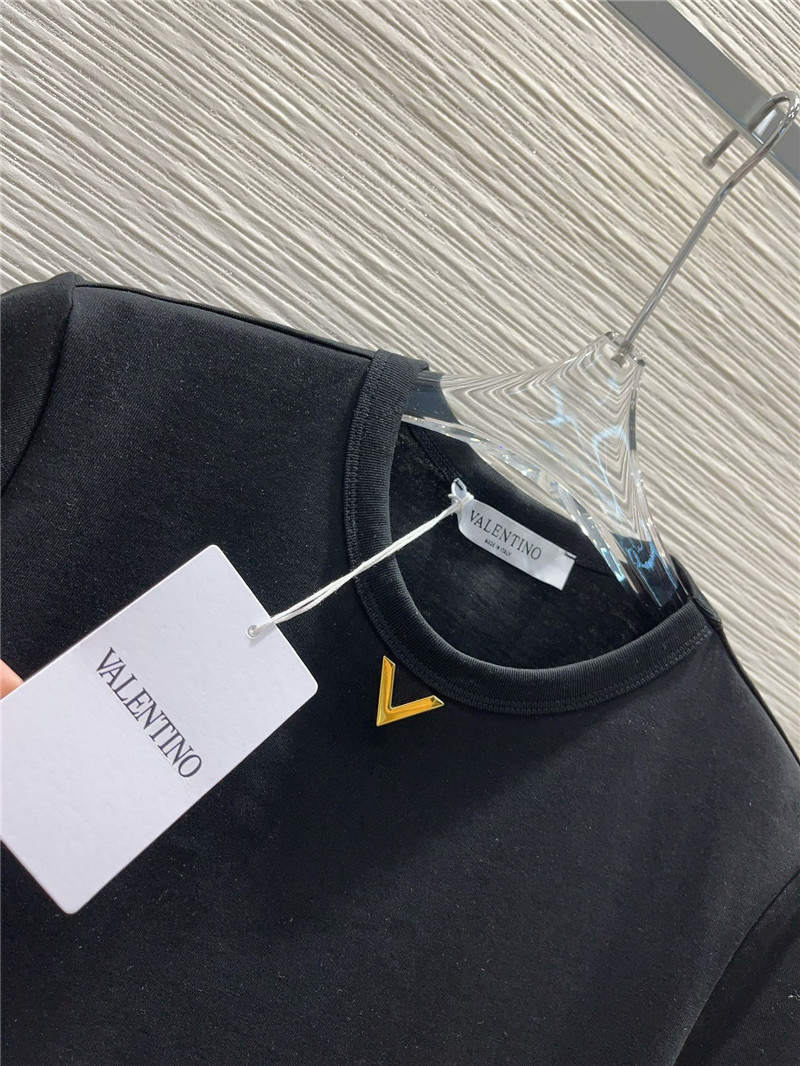 Va1e*ntin0 v-buckle hardware t-shirt replica designer clothes