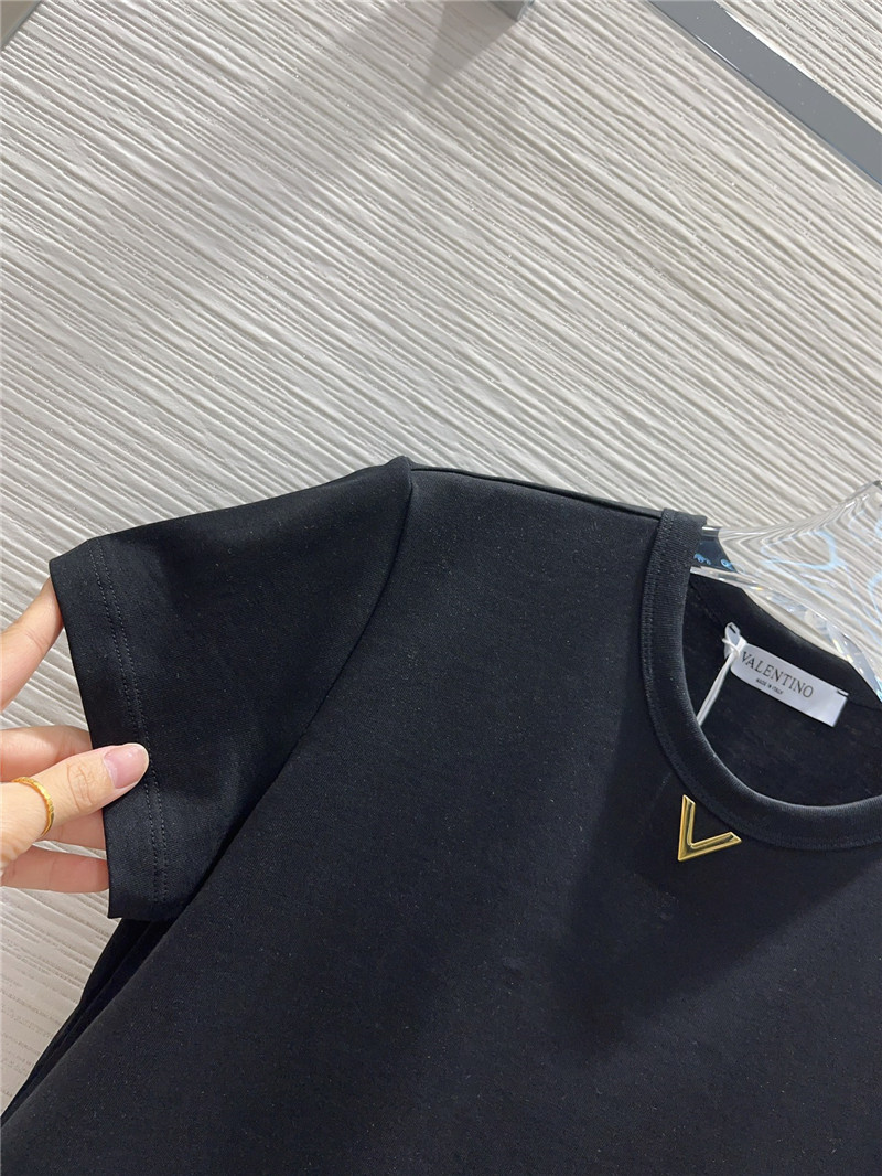 Va1e*ntin0 v-buckle hardware t-shirt replica designer clothes
